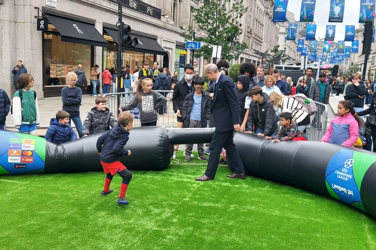 Trofeul Ligii Campionilor, pe Regent Street din Londra