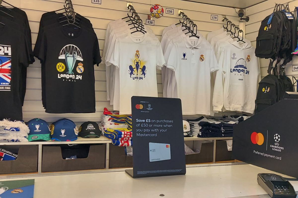 UEFA le-a arestat englezilor „Trafalgar Square” + „Oooo, sunteți din țara lui Marcel Răducanu”