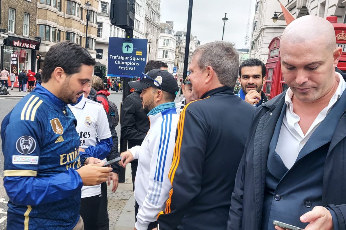 Trofeul Ligii Campionilor, pe Regent Street din Londra