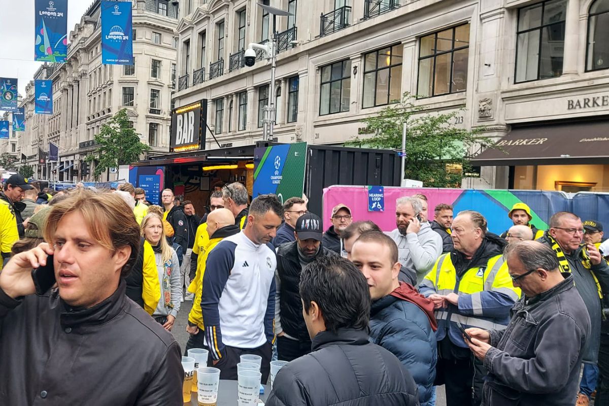 Trofeul Ligii Campionilor, pe Regent Street din Londra