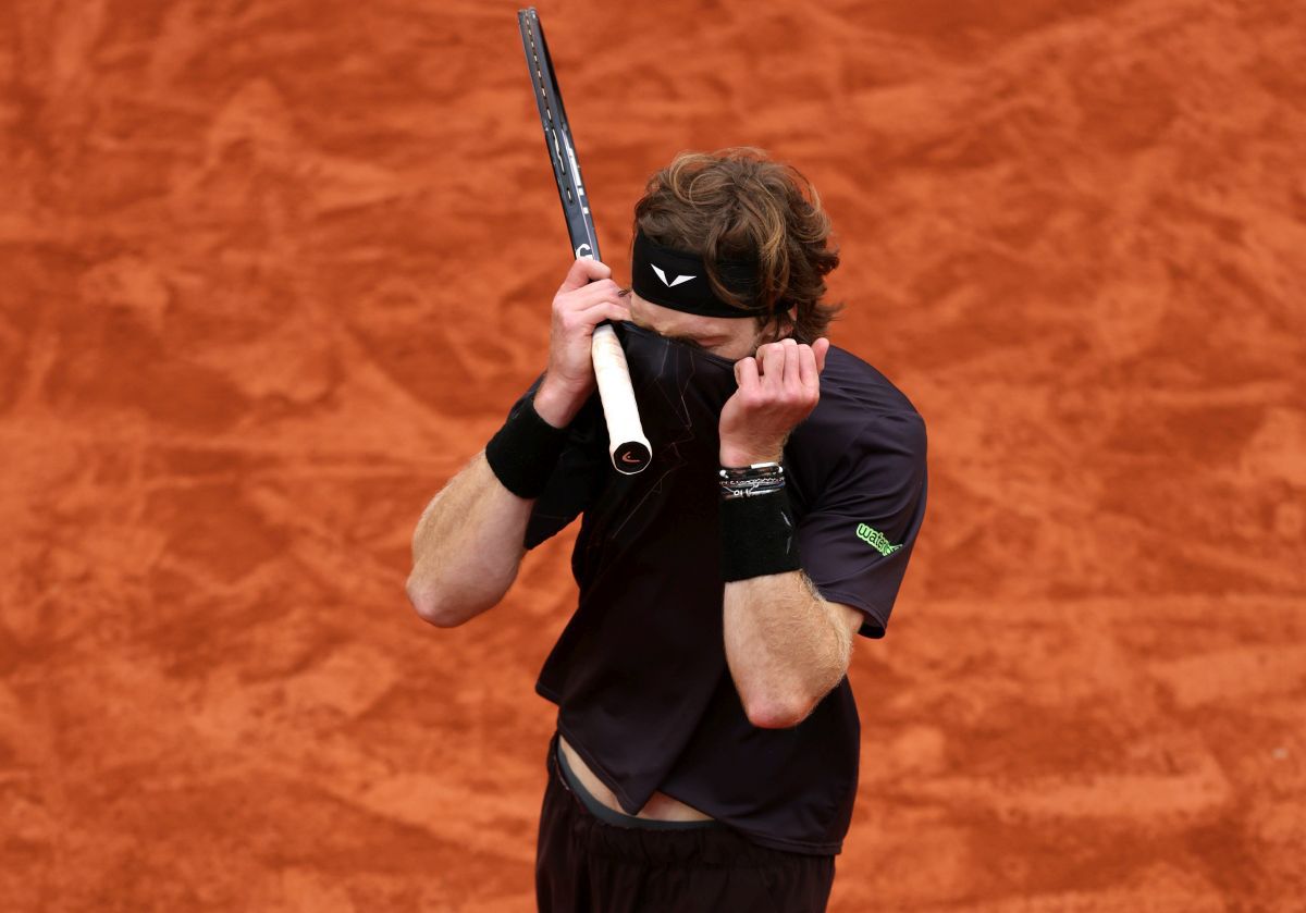 Andrey Rublev, criză de nervi la Roland Garros: s-a luat la palme și s-a lovit singur cu racheta!