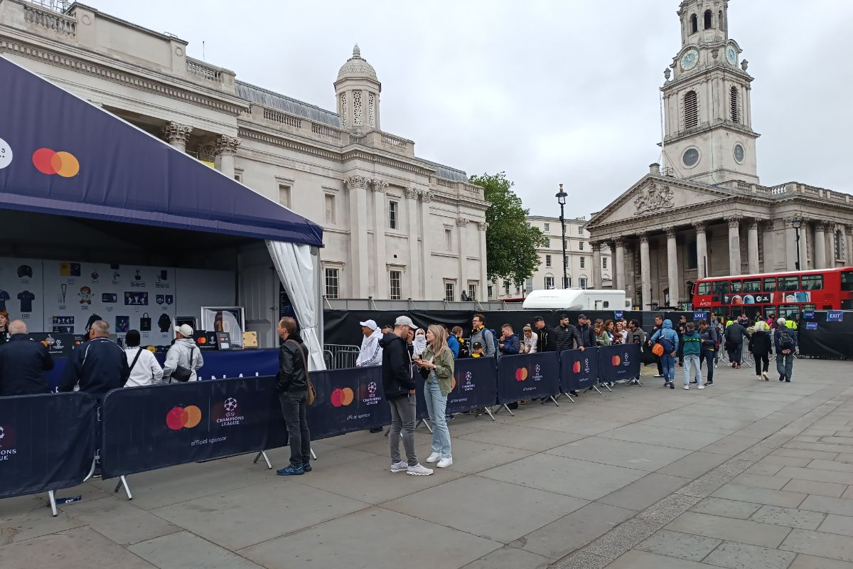 UEFA le-a arestat englezilor „Trafalgar Square” + „Oooo, sunteți din țara lui Marcel Răducanu”