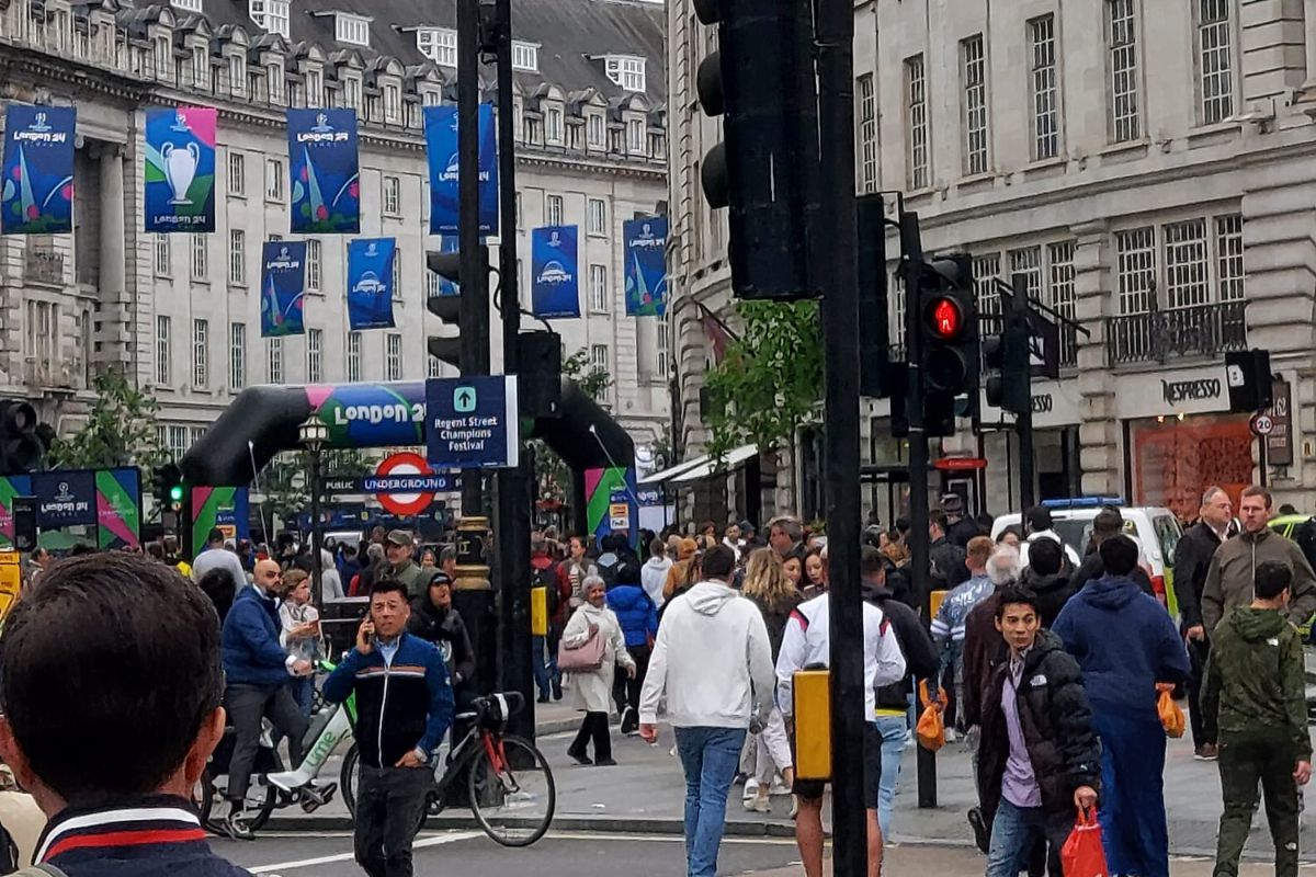 Trofeul Ligii Campionilor, pe Regent Street din Londra