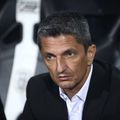 Presa din Italia anunță că Răzvan Lucescu (55 de ani), care tocmai a câștigat al doilea titlu cu PAOK, este dorit de Cagliari, club rămas fără antrenor, după retragerea legendarului Claudio Ranieri (72 de ani).