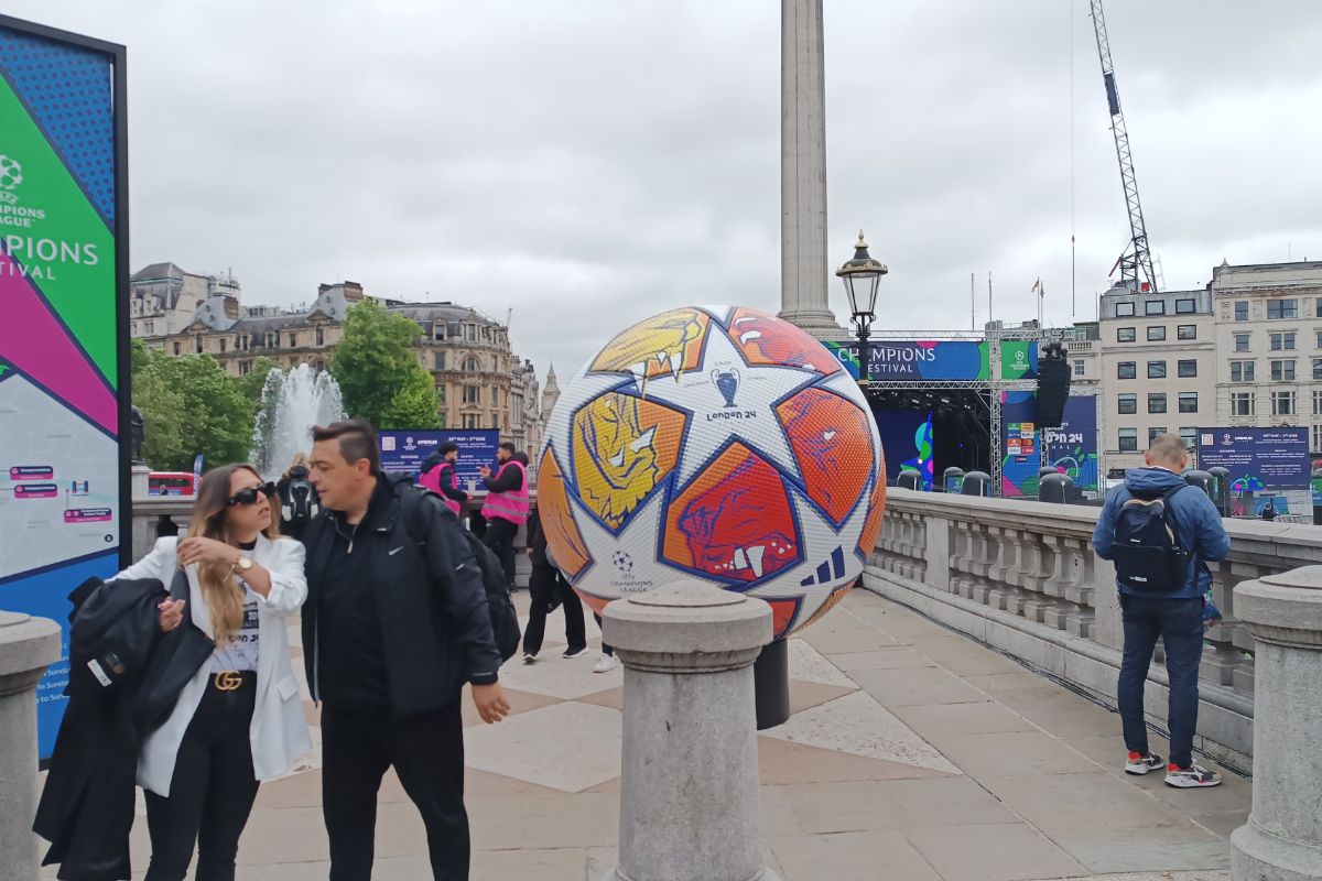 UEFA le-a arestat englezilor „Trafalgar Square” + „Oooo, sunteți din țara lui Marcel Răducanu”