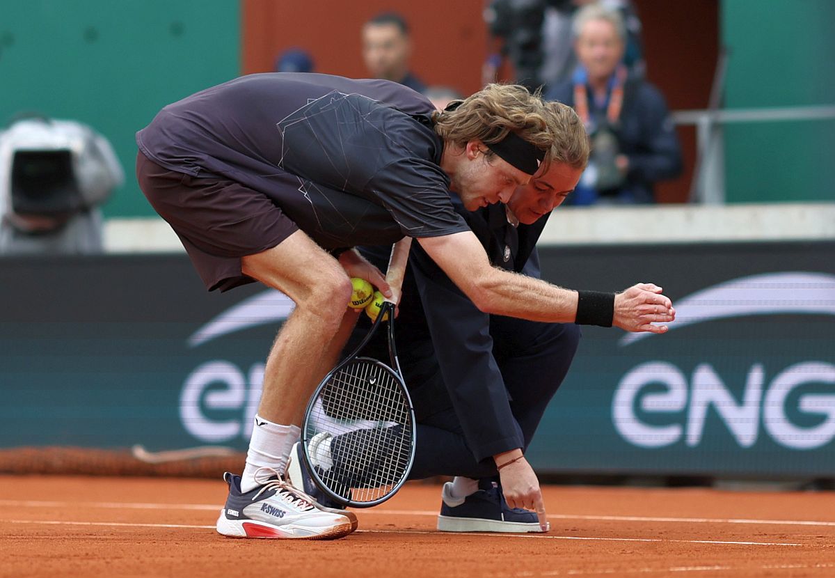 Andrey Rublev, criză de nervi la Roland Garros: s-a luat la palme și s-a lovit singur cu racheta!