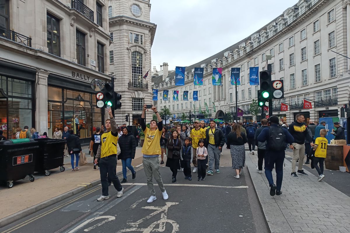 Trofeul Ligii Campionilor, pe Regent Street din Londra