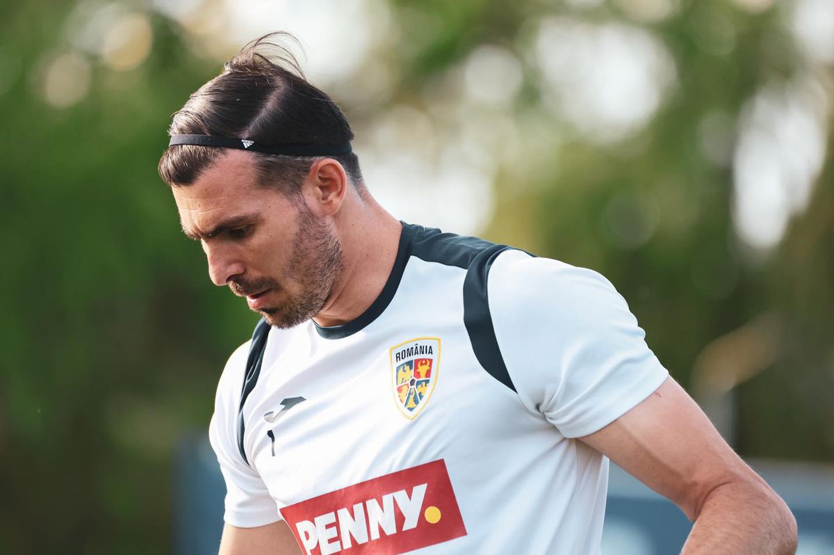 Apariție spectaculoasă în cantonamentul României » S-a vopsit albastru înainte de Euro 2024