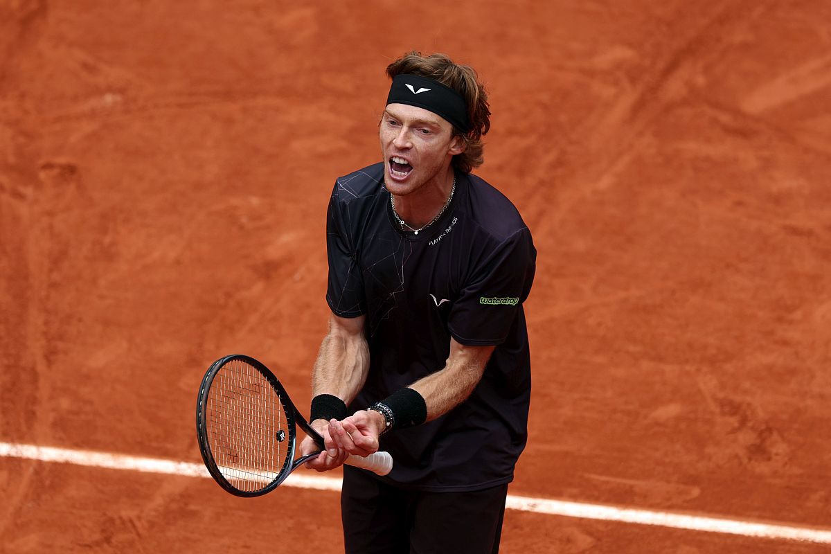 Andrey Rublev, criză de nervi la Roland Garros: s-a luat la palme și s-a lovit singur cu racheta!