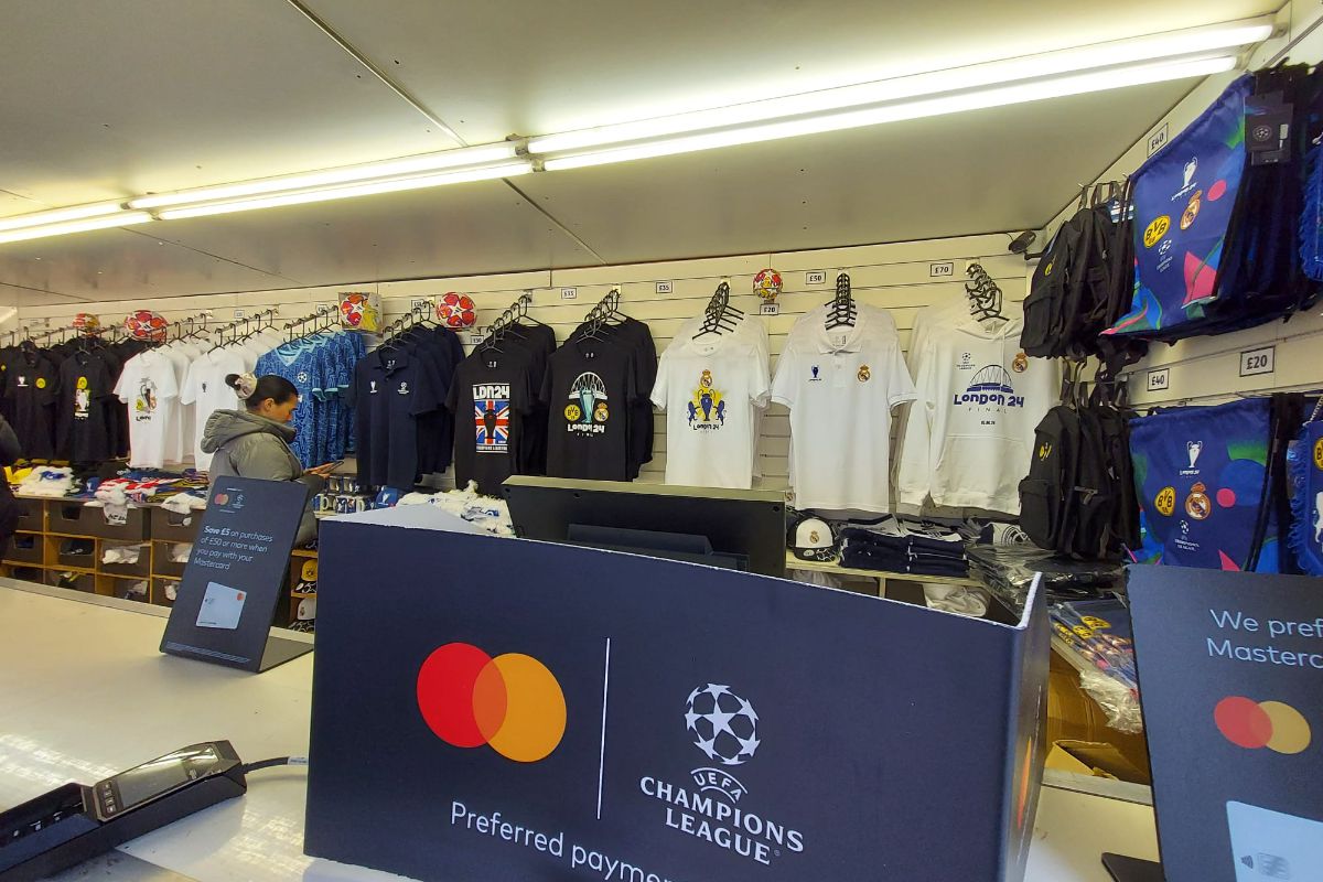 UEFA le-a arestat englezilor „Trafalgar Square” + „Oooo, sunteți din țara lui Marcel Răducanu”