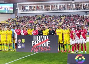 SUSPENDAT 4 meciuri după ce a acoperit sigla anti-homofobie!