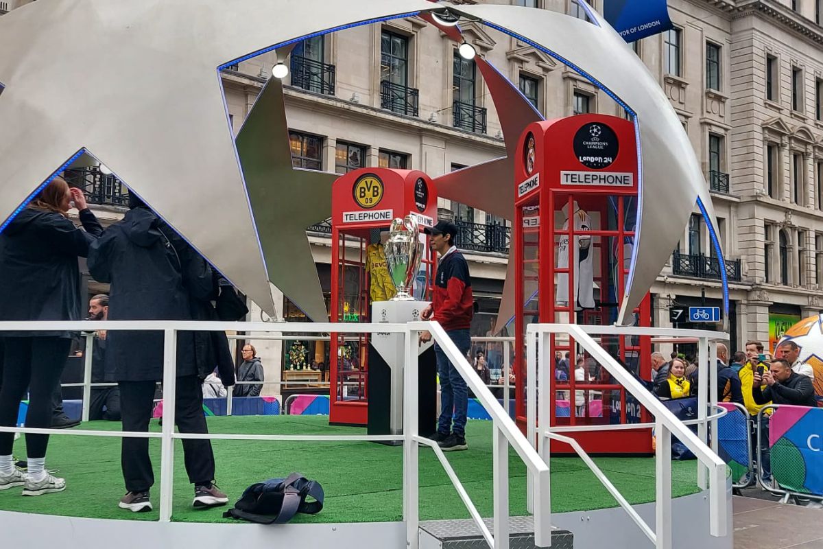 Trofeul Ligii Campionilor, pe Regent Street din Londra