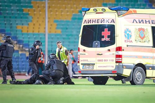 Un jandarm a fost rănit în altercația cu spectatorii // sursă foto: sportal.bg