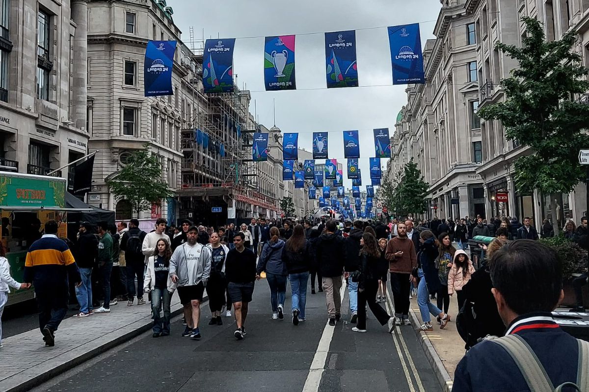 Trofeul Ligii Campionilor, pe Regent Street din Londra