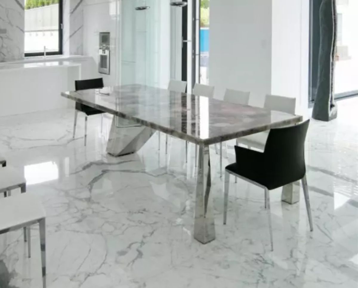 Cum arată apartamentul de lux din Băneasa al lui Ion Țiriac » Pat de 16 metri pătrați, tapițat cu piele de elefant