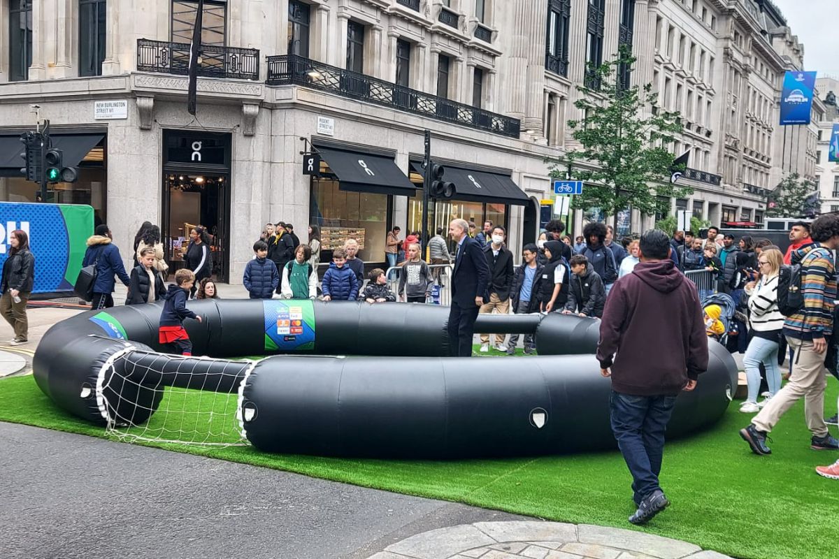 Trofeul Ligii Campionilor, pe Regent Street din Londra