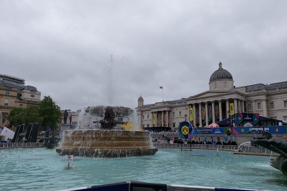 UEFA le-a arestat englezilor „Trafalgar Square” + „Oooo, sunteți din țara lui Marcel Răducanu”