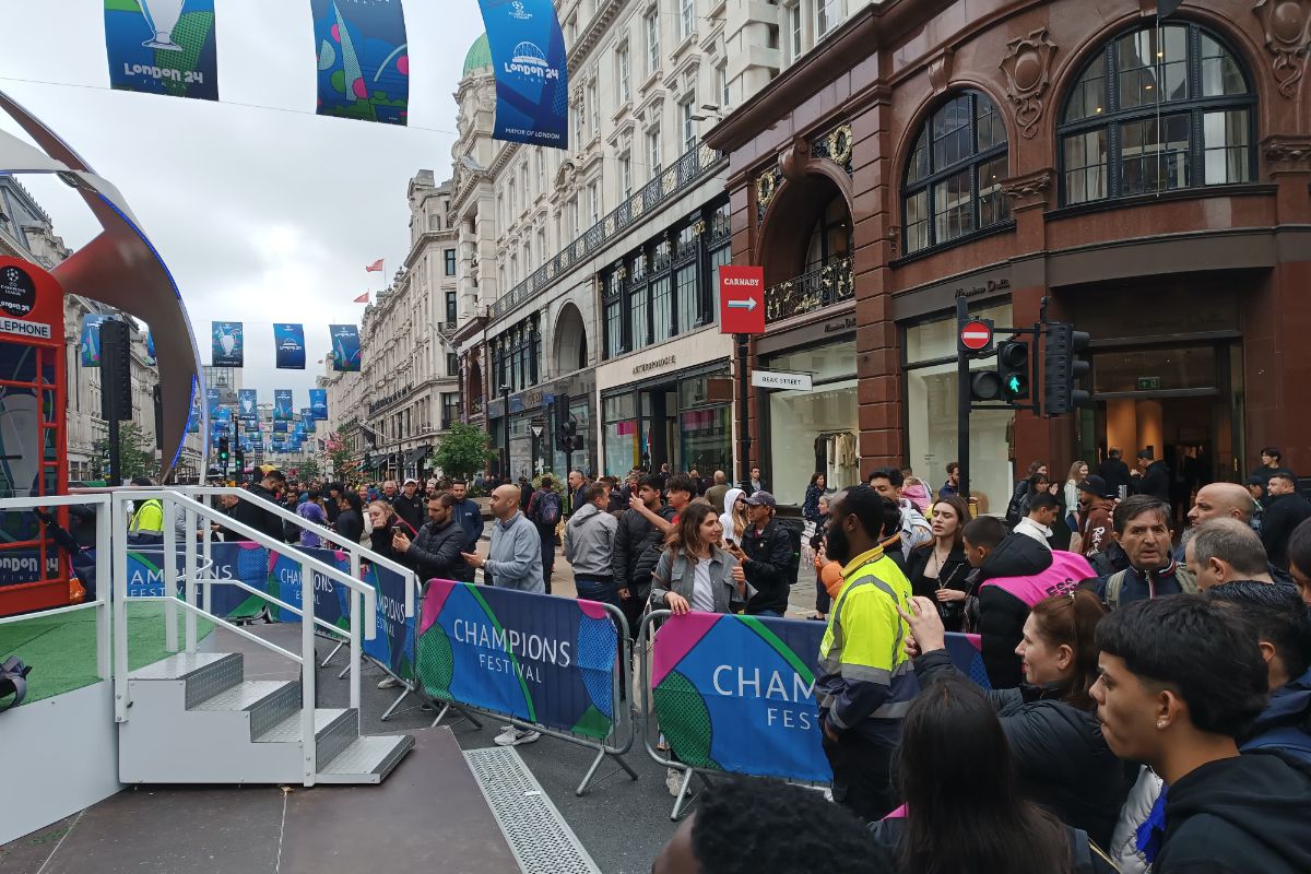 Trofeul Ligii Campionilor, pe Regent Street din Londra