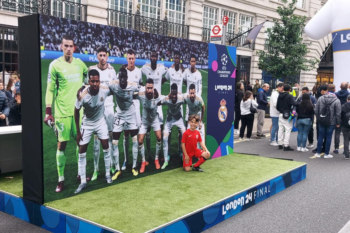 Trofeul Ligii Campionilor, pe Regent Street din Londra