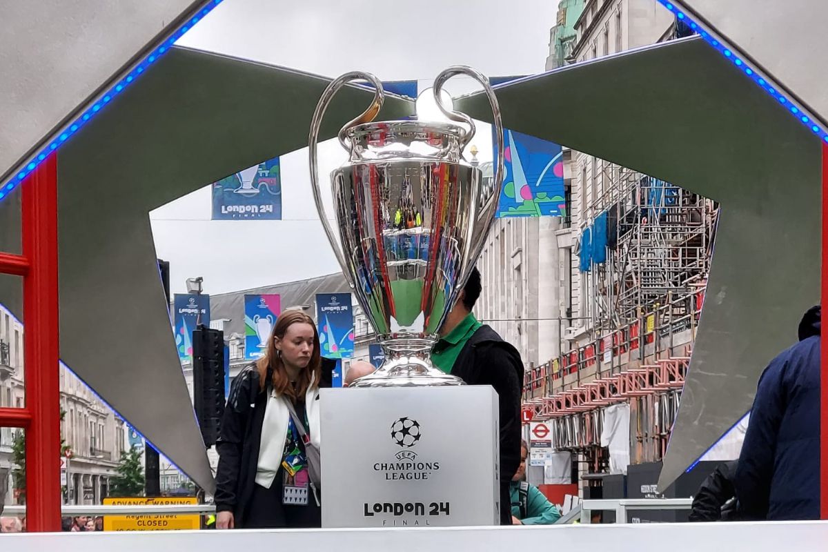 Trofeul Ligii Campionilor, pe Regent Street din Londra