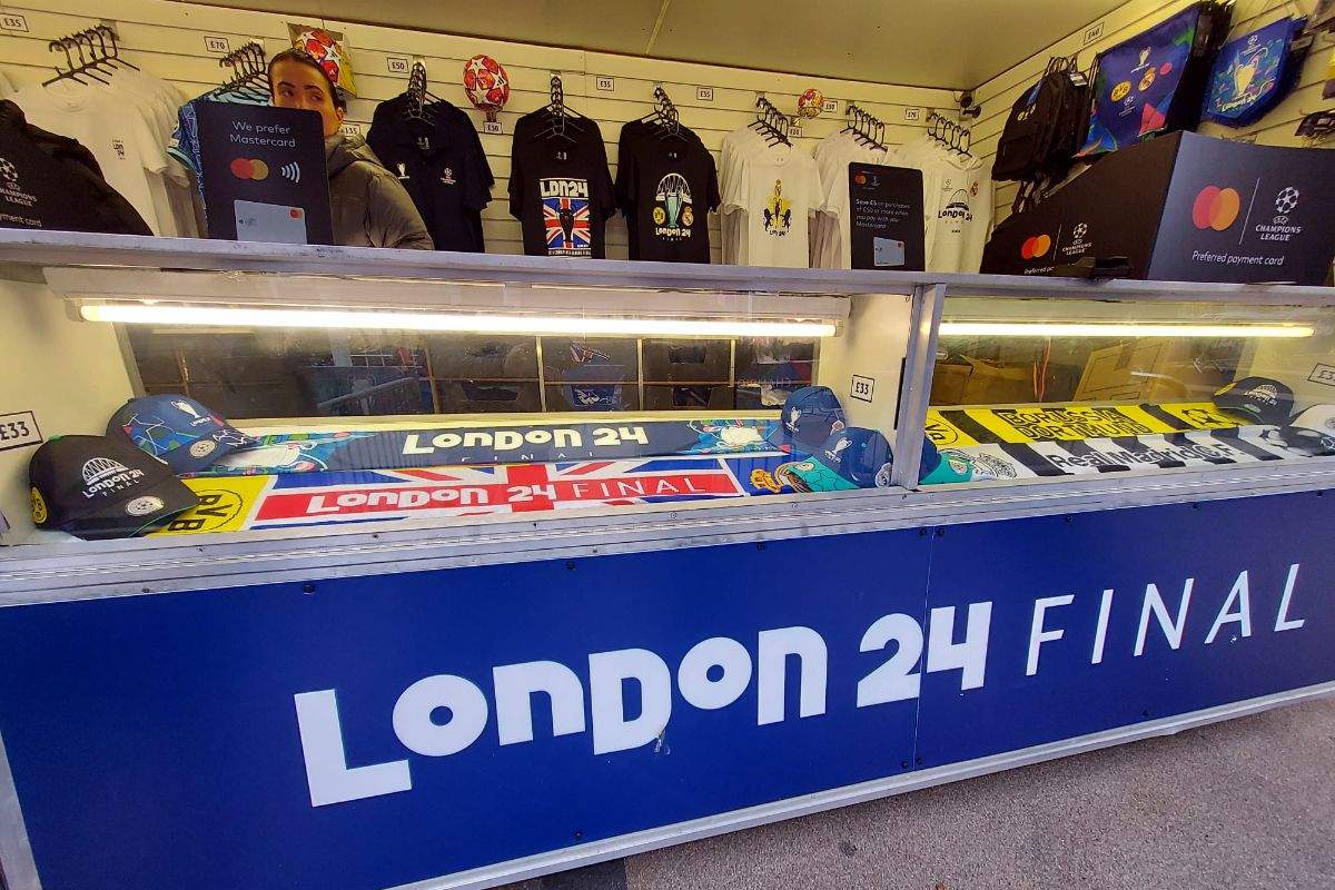 UEFA le-a arestat englezilor „Trafalgar Square” + „Oooo, sunteți din țara lui Marcel Răducanu”