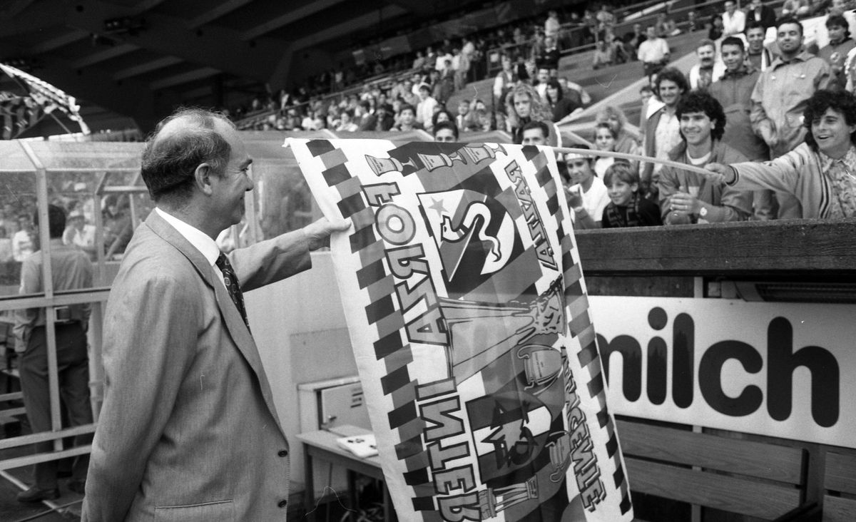 Veste tristă înainte de PSG - Inter: un nume de legendă s-a stins chiar în ziua marii finale » Fotbaliștii vor purta banderole negre diseară