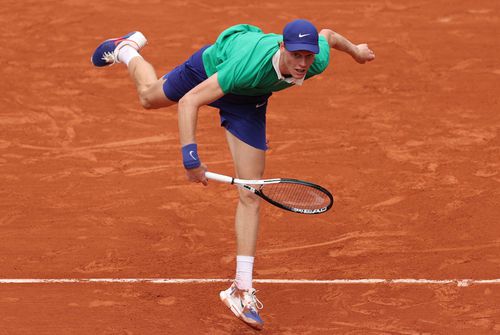 Liderul mondial Jannik Sinner (23 de ani) a avut o prestație dominantă în fața cehului Jiri Lehecka (23 de ani, 34 ATP), victorie 6-0, 6-1, 6-2.