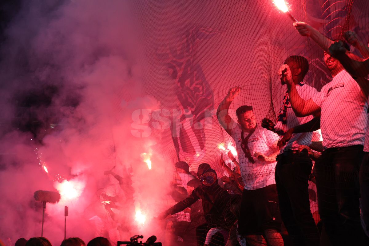 Imaginile pe care UEFA le-ar vrea interzise! PSG show cu torțe