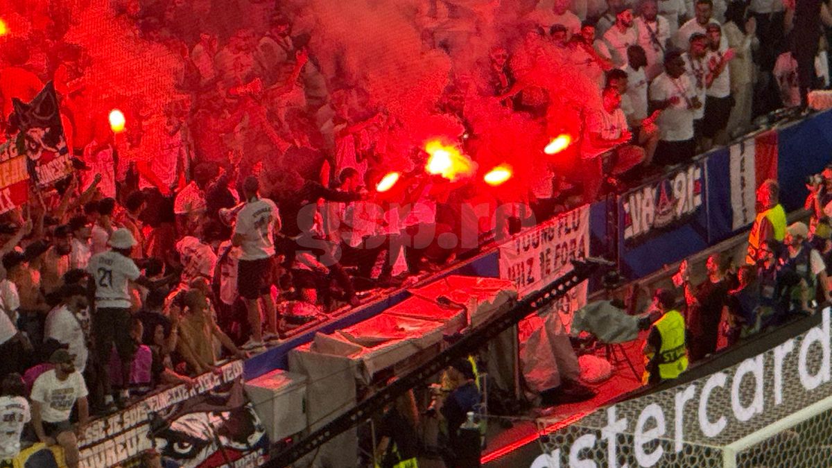 Imaginile pe care UEFA le-ar vrea interzise! PSG show cu torțe