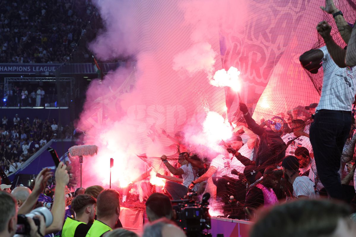 Imaginile pe care UEFA le-ar vrea interzise! PSG show cu torțe