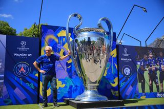 Unde se fabrică trofeul acordat în Liga Campionilor » Cât durează lucrarea și cum se produce „Urecheata”