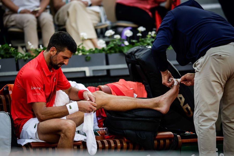 Novak Djokovic primind îngrijiri medicale la Roland Garros 2025 Foto: Imago Images Novak Djokovic a avut nevoie de injecții înaintea meciului din turul al treilea » Ce a pățit fostul lider mondial