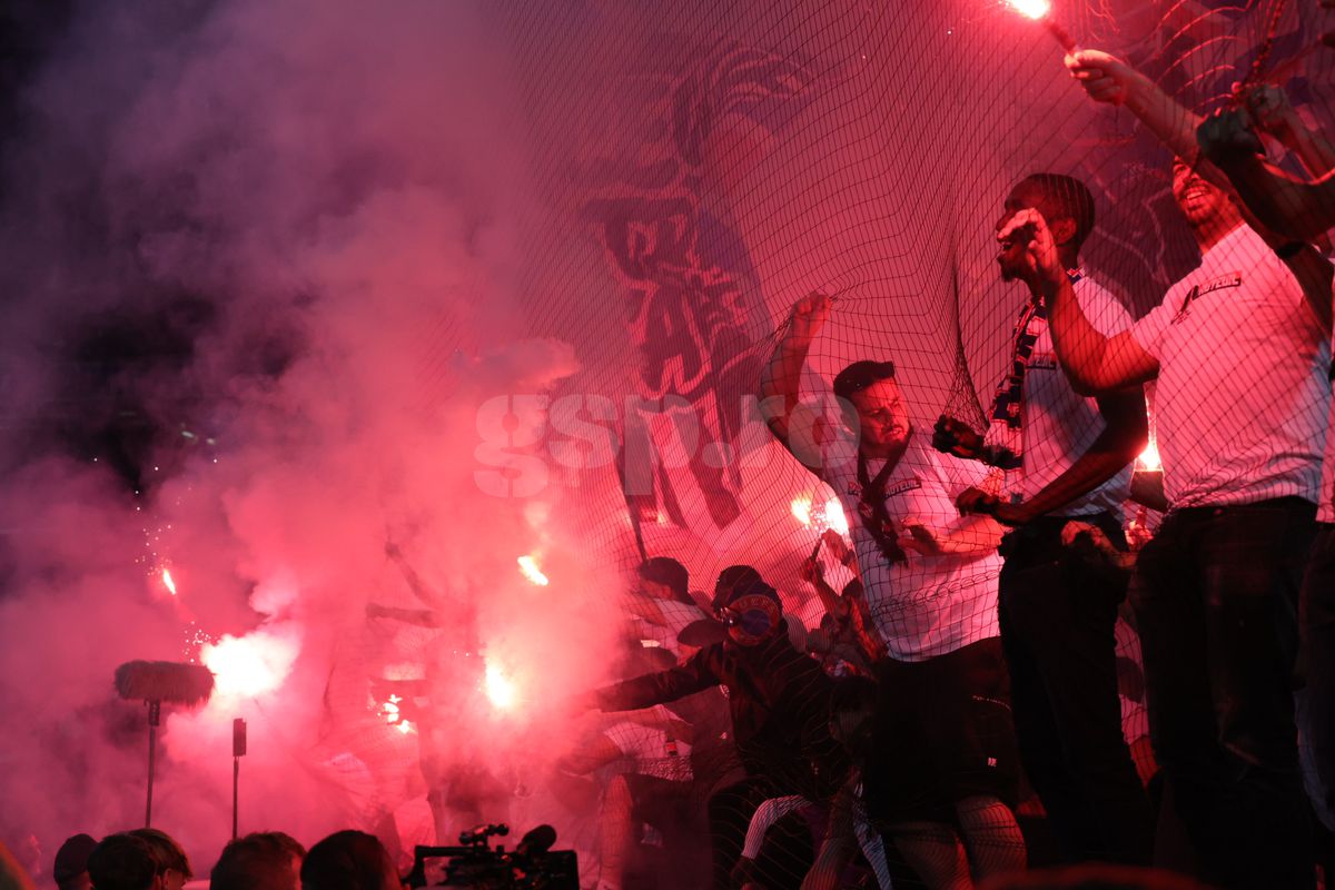 Imaginile pe care UEFA le-ar vrea interzise! PSG show cu torțe
