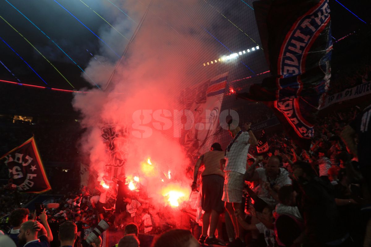 Imaginile pe care UEFA le-ar vrea interzise! PSG show cu torțe