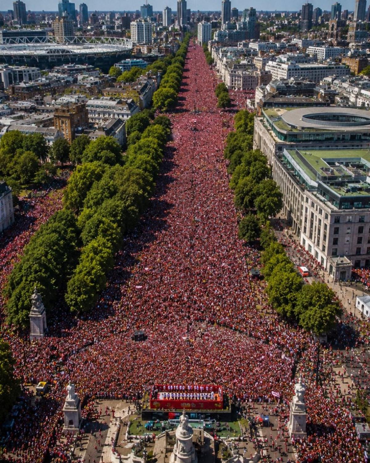 Arsenal a scos peste 500.000 de suporteri pe străzile din Londra, a doua zi după finala pierdută cu PSG