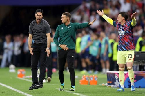 Mikel Arteta a protestat în mai multe ocazii la adresa brigăzii germane de arbitri în finala PSG - Arsenal / Foto: GettyImages