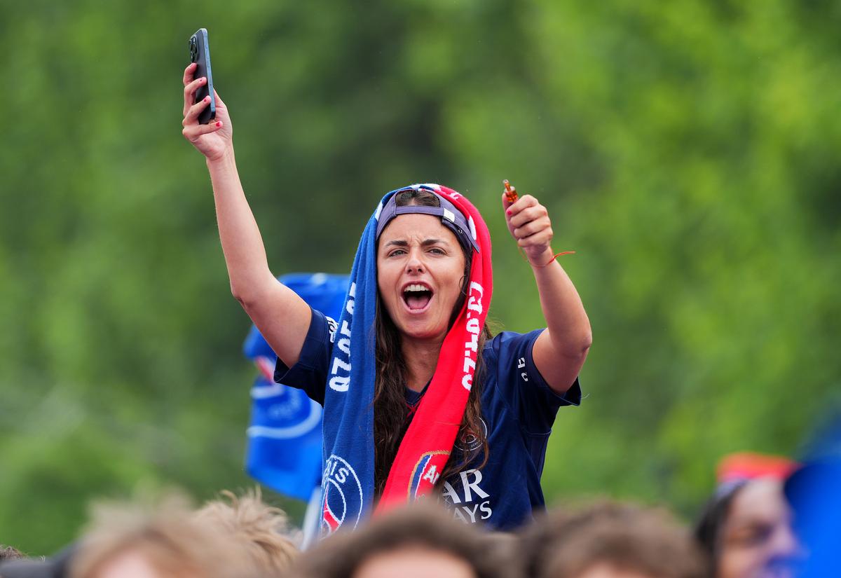 Nebunie și la Paris! Jucătorii lui PSG au sărbătorit în stradă triumful din Liga Campionilor