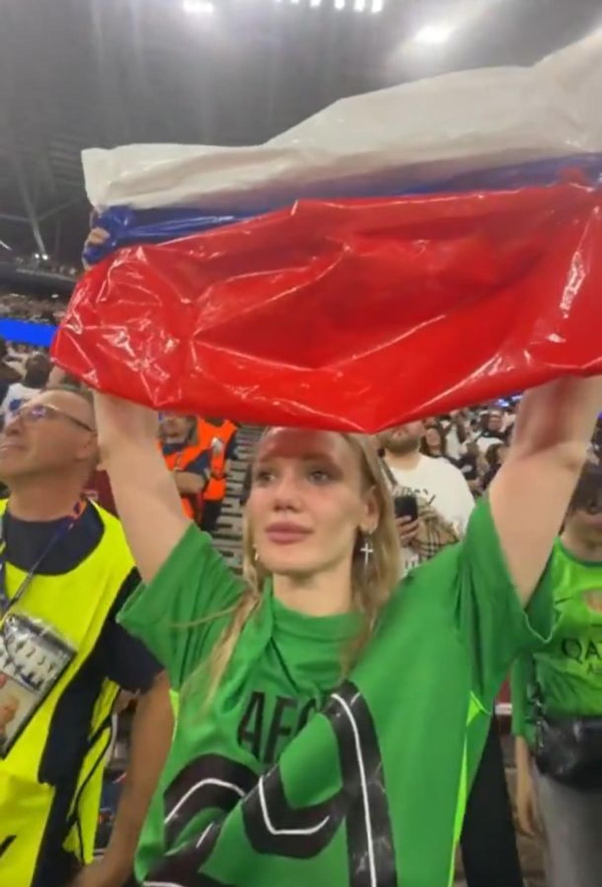 Soția fotbalistului a dus steagul Rusiei pe teren, la finala Ligii Campionilor