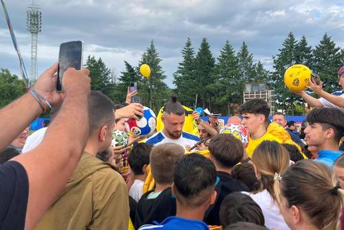 Drăgușin, asaltat de copii la autografe.