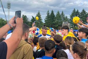 Sute de oameni au venit la antrenamentul lui Gică Hagi » Doi „tricolori” nu s-au putut pregăti