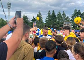 Sute de oameni au venit la antrenamentul lui Gică Hagi » Doi „tricolori” nu s-au putut pregăti