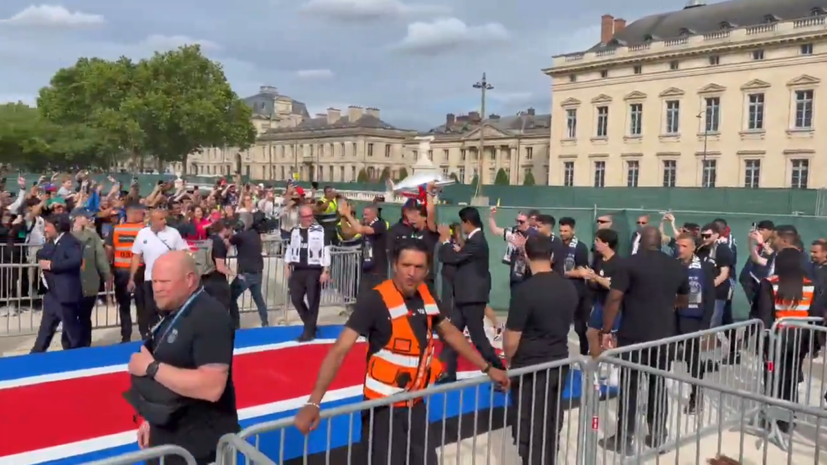 Nebunie și la Paris! Jucătorii lui PSG au sărbătorit în stradă triumful din Liga Campionilor