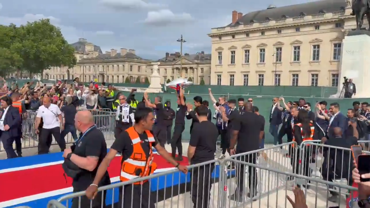 Nebunie și la Paris! Jucătorii lui PSG au sărbătorit în stradă triumful din Liga Campionilor