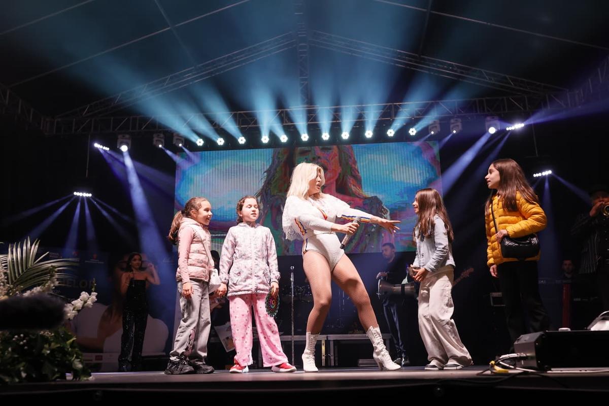 Momente fabuloase pe scenă: Loredana a căzut în genunchi în fața Nadiei, după un duet antologic la Onești