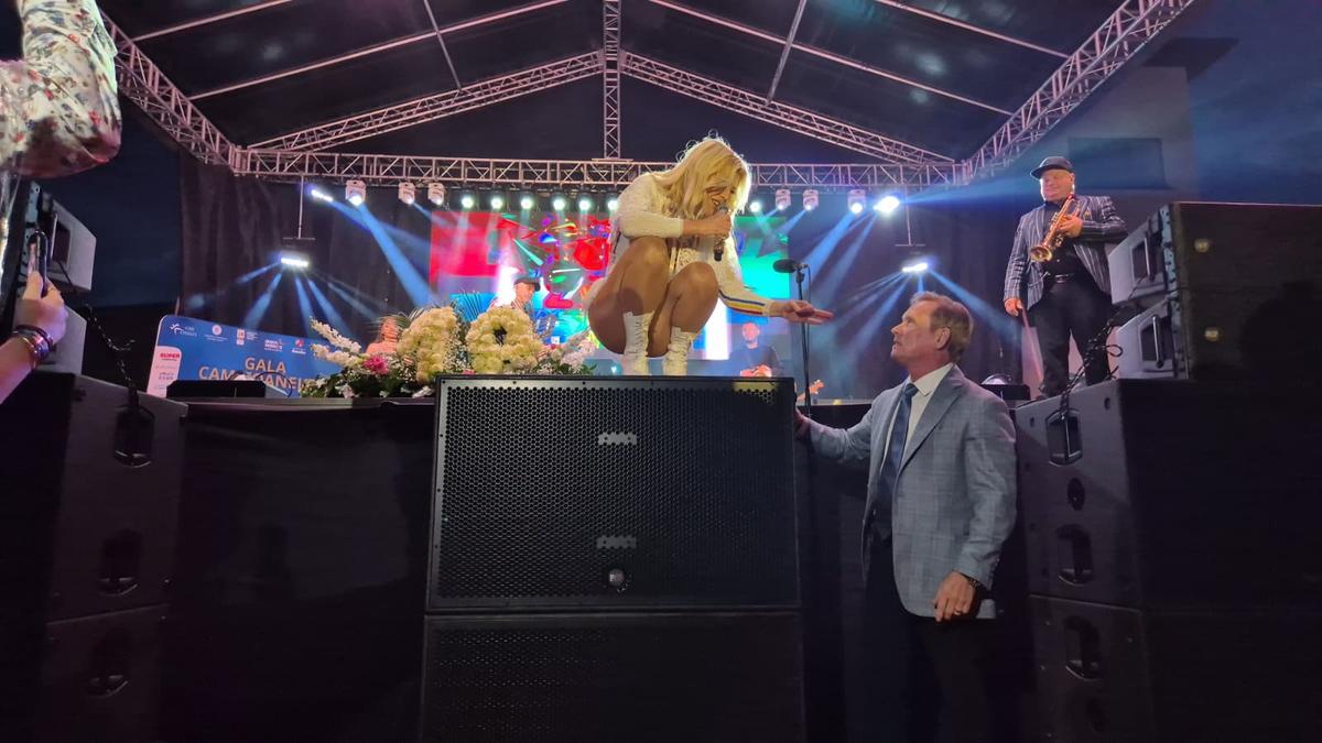 Momente fabuloase pe scenă: Loredana a căzut în genunchi în fața Nadiei, după un duet antologic la Onești