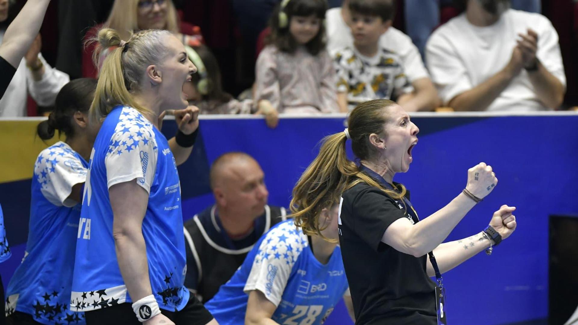 Bojana Popovic antrenând echipa CSM București Final Four în timpul unui meci, cu Tatjana Brnovic pregătită să intervină pe teren. | sursa foto: Gazeta Sporturilor