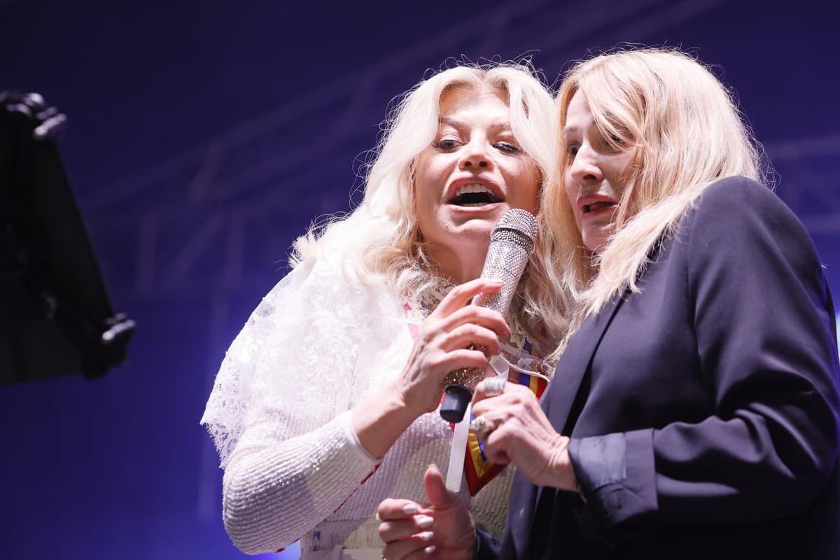 Momente fabuloase pe scenă: Loredana a căzut în genunchi în fața Nadiei, după un duet antologic la Onești