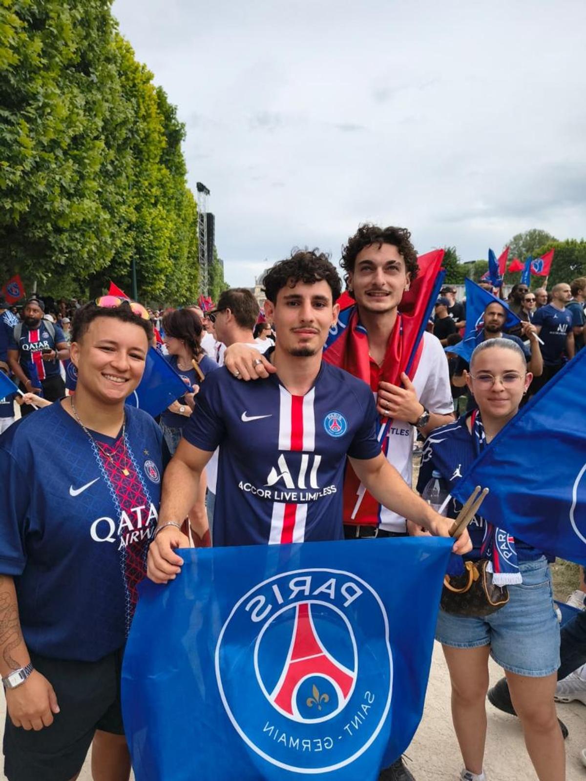 Fotbaliștii lui PSG au sărbătorit cucerirea Ligii Campionilor alături de suporteri