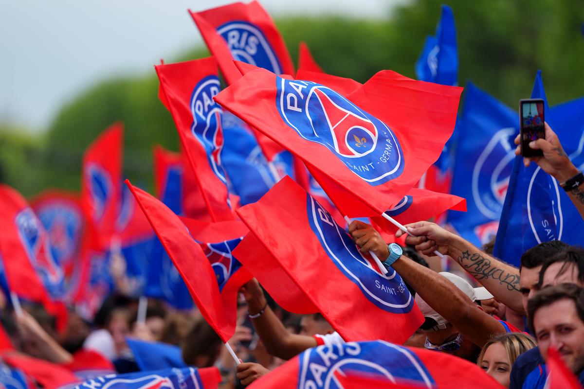 Nebunie și la Paris! Jucătorii lui PSG au sărbătorit în stradă triumful din Liga Campionilor