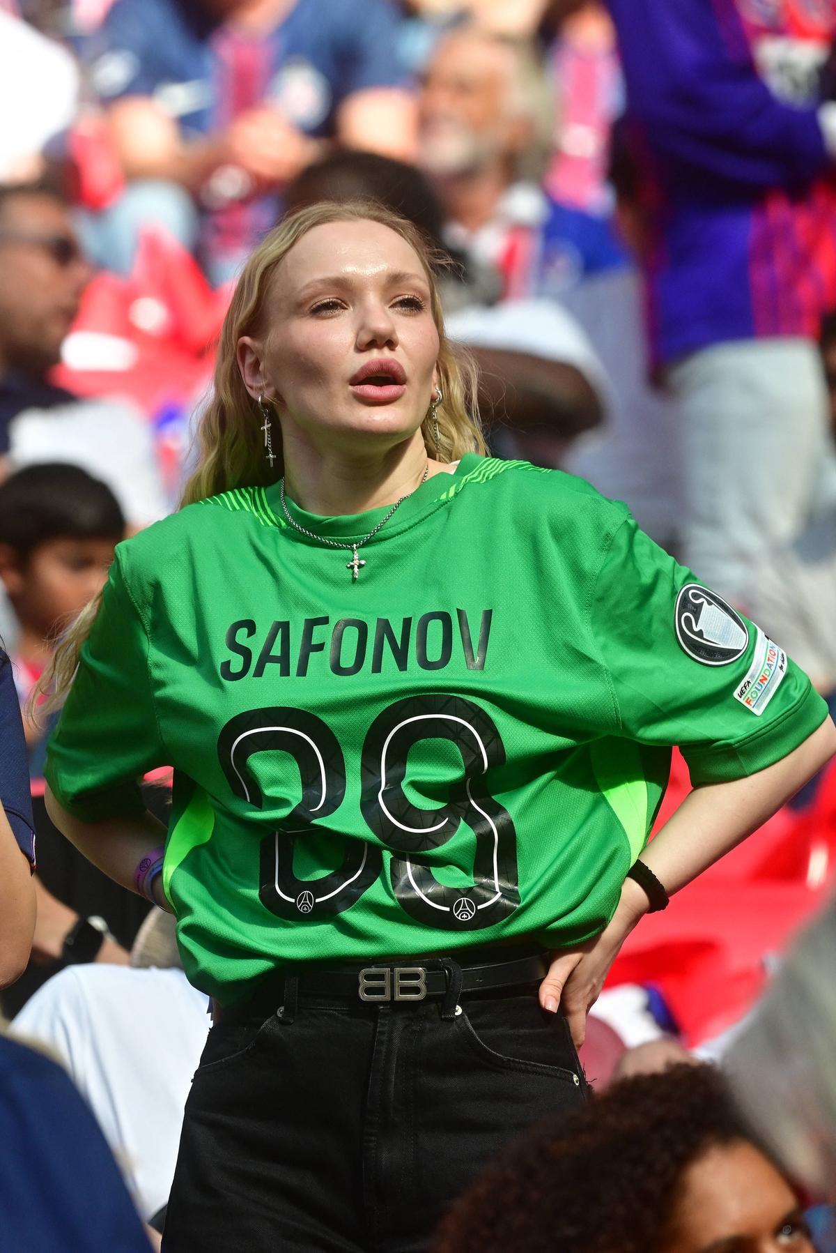 Soția lui Safonov, cu steagul Rusiei la finala Champions League 2026